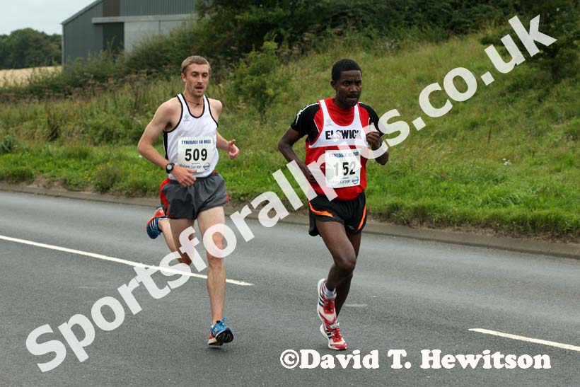 Tadele Geremew (Elswick) leads Michael Crawley (Corstorphine AC) in the Tynedale Jelly 10 Road Race. Photo: David T. Hewitson/Sports for All Pics